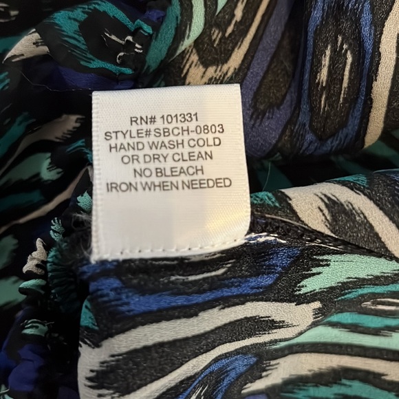 Charlotte Russe crop top with elastic bottom. Gold decor buttons on shoulders. M - Picture 10 of 10